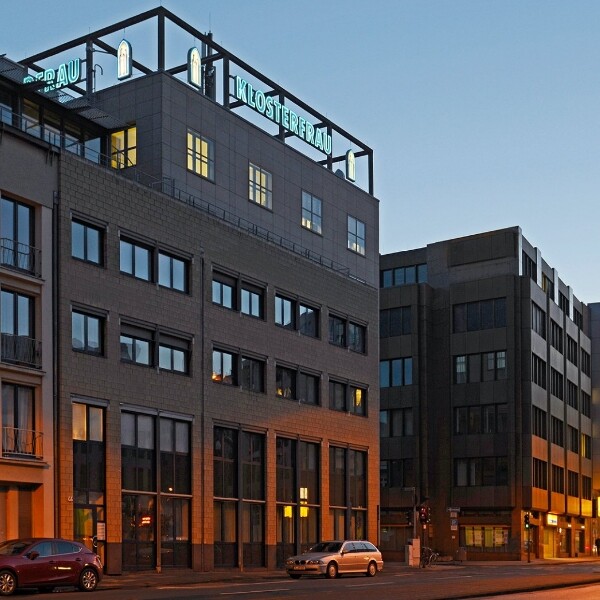 Kölner Straße with a view of the Klosterfrau building and the cathedral